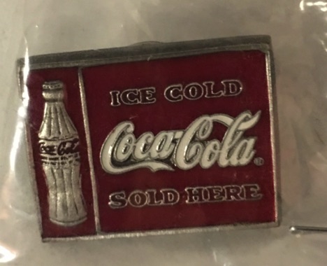 4854-2 € 3,00 coca cola ijzeren pin model fles in rechthoek.jpeg